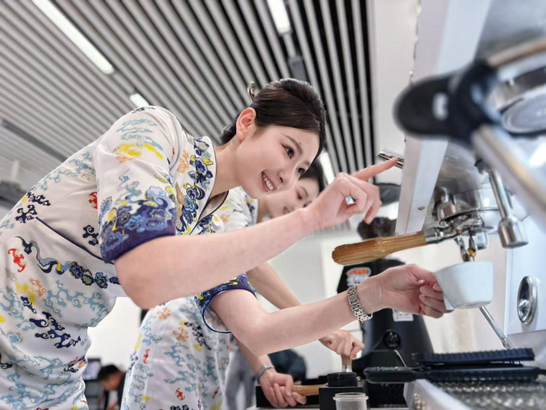 <b>赴一场彩云之约，识一位云端鹏友 新海航祥鹏航</b>