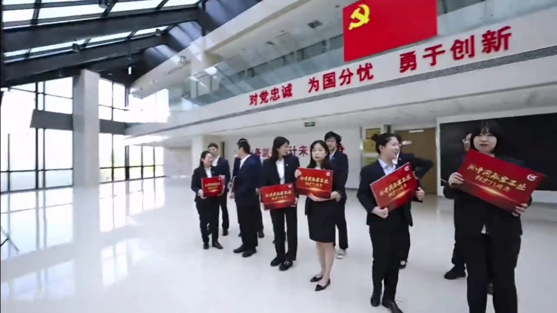 <b>新中国航空事业发展71周年，致敬航空人！</b>